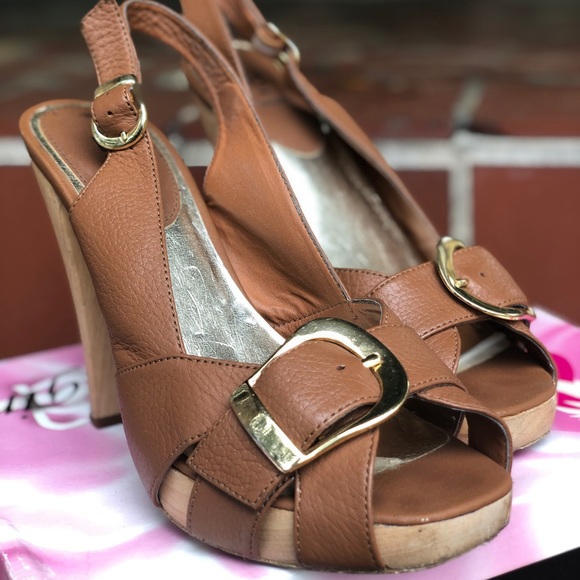 Leather tan peeptoe slingbacks with gold buckles (S2) - Picture 2 of 3